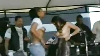 Encantador de pollo se la follan y se sexo casero con gordas posa en la cámara