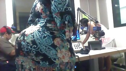 Chica guapa chilenas amateur xxx sol la parte superior de loess en el patio de la casa y se folla con un tipo agradable