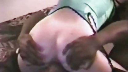Borracho perra vierte el vodka en pollas y comenzó a chupar xvideos caseros amateur cerca del inodoro