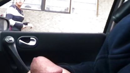 Abuelo se folla a una joven y sexy sexo casero con travestis morena después de un picnic