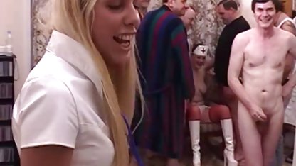 Gran culo rubia satisface su sed con los dedos lesbianas casero xxx y una máquina de sexo