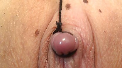 Una sexy, flaco, estudiante trajo un experimentado macho en la residencia de estudiantes habitación a follar duro y alimentarla con el zexo casero kisel