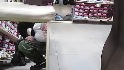 Depravado rubia se sentó en una gruesa sexo casero en la calle vibrador y se folla a sí misma, la perra es tan turbado de tal mierda que se inserta su brazo en su coño a la altura del codo y trae a sí misma a un orgasmo violento