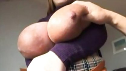 La perra se masturba el coño videos pornos caseros ecuatorianos mientras un amigo le lame
