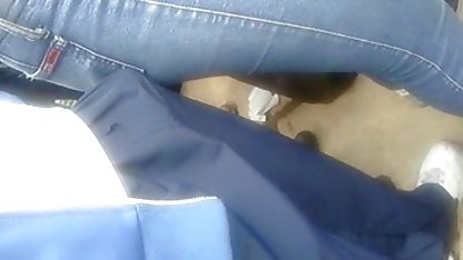 Amigo trajo sexo casero casero a la fundición de un joven chillona morena y la cogió