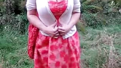 Hermosa chica rusa en las medias de los xxx borrachas casero saltos sobre una polla