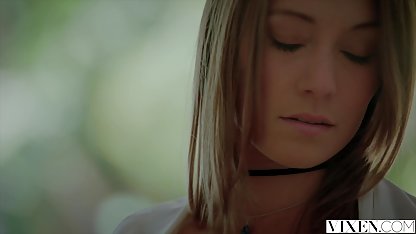 24-año-vieja puta con cuidado y precisión chupa un sensibles a la cabeza, y la casero amateur xxx mierda en su coño sin afeitar está loco!