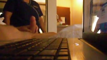 Dos amigas disfrutan chupando un duro sexo casero a escondidas polla