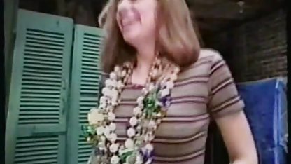 Andrei y Natasha tiene tiempo que quería probar el sexo anal, y luego, después de haber esperado cuando las personas de edad a la izquierda de la cabaña, Andrei le lleva a su follada anal casera lugar, y a la perra le dirá pipetas, que es fresco y pone su polla gorda en el culo, la puta grita como un corte