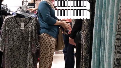 La mujer se ha convertido ya en una abuela, pero continúa activamente follar con sxo casero chicos jóvenes, gracias a su hermosa apariencia, magníficos pechos y el coño mojado