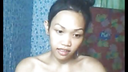 Ella inserta un consolador grueso en una amiga de su coño y se la follan duro sexocaseroxxx
