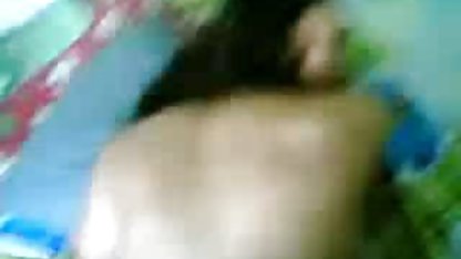 Una joven morena inserta un juguete en el culo de su sexo rico en casa puta