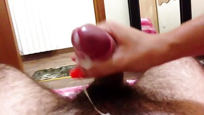 El hombre mira a su amada sexo real gratis chica de al lado, como ella folla con un amigo