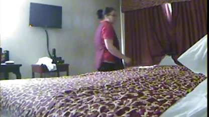 Joven morena hablando por teléfono trios mexicanos caseros y chupa la polla