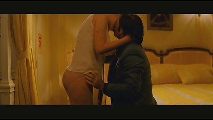 Esposa sexo casero de famosas caliente se pone unas medias negras y envuelve sus labios alrededor de su marido apretado de los estados