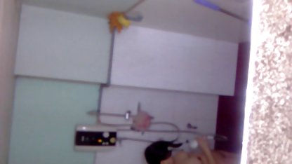 Cuando el Padre vino a predicar a su amigo de la videos sexo casero español casa, sólo encontraba su hija, que ya estaba maduro y quería follar. El santo padre se resistió, pero la chica de la boca, le hizo pecado