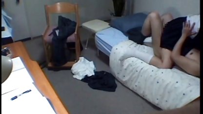 Chico lame el coño de la joven rubia y sexo casero con prima se la folla el culo apretado