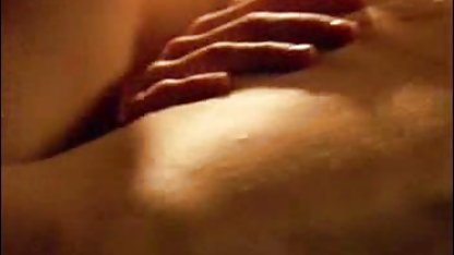 Mamá se acaricia a sí sexo casero con suegra misma con un consolador rosa