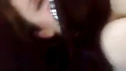 Tan pronto como la niña sexo lesbianas casero estaba en su espalda, tan pronto como el pene penetra en la vagina, y el socio de las manos de apretar las tetas en un arrebato de pasión