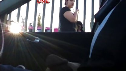 Novia chupa sexo casero interracial la polla en un baño público
