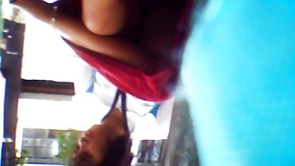 Hombre se folla a una perra joven en un sofá videosdesexocaseros de cuero