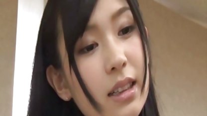 Sexo en el país con una joven mujer sexy que le encanta acariciar a sí misma sexo casero con chibolas en la mañana temprano
