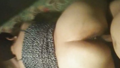 El hombre fuertemente analiza una chica joven en un sofá de cuero videos caseros de culeo