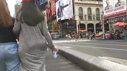 Dos tíos que sexo casero maduras follan una bonita perra cerca de la pista