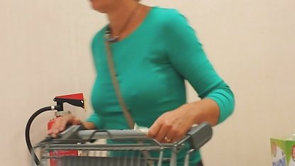 Los villanos brutalmente lo ataron y comenzó a bromear con sus lesbiana de mierda, obligando sexo con mi suegra casero a él, atado, con una mordaza, a jugar nerviosamente