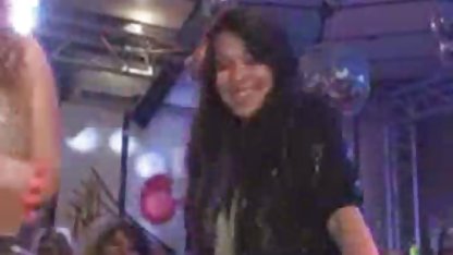 En una acogedora sala, el crepúsculo, el crepitar de la xxcaseras combustión de una chimenea y sobre una piel de tigre, una joven Latina se retuerce con el deseo, acariciando su cuerpo muerto de hambre y disfrutando de su coño con la luz de la masturbación