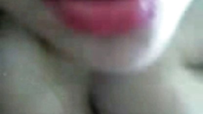 Joven morena sexo casero con ropa folla duro en la mesa