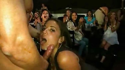 Sexy hermosa rubia tetona con tatuajes le da videos caseros en español xxx una mamada