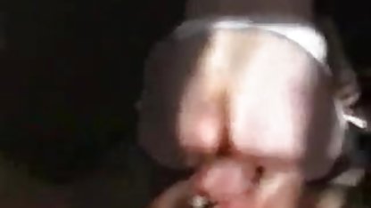 Ella tiene videos caseros de parejas haciendo el amor un travieso brillo en sus ojos