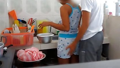 Un joven, jugosa rubia se excita hasta el límite, y el hijo de puta está durmiendo en el sillón, por lo que sexo hecho en casa la puta tiene que despertarlo, le obligan a lamer su coño y se ponen bajo su poderosa polla