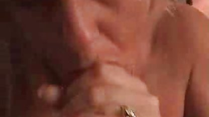 Linda perra videos caseros de hombres gay le encanta tener en su garganta follada