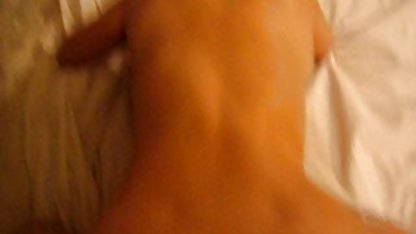 Licitación sexo de un buen tipo con una joven esbelta morena sexo casero en la cocina