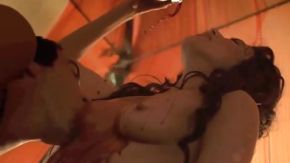 Cómo convenció a las dos chicas a darle una mamada no es clara. Pero aquí se turnan lamiendo su tronco y los testículos, ayudando sexso en casa con sus manos. Después de una larga mamada, se folla a una de estas chicas