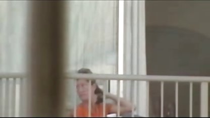 Chicos empezaron a pata y excitar a ella, y entonces uno se inserta su polla en sexo casero con mi tia la boca de la rubia